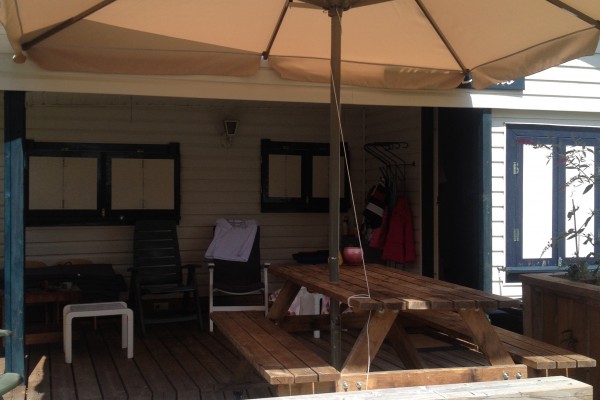 met de parasol word de gehele overdekte veranda afgeschermd tegen de zon